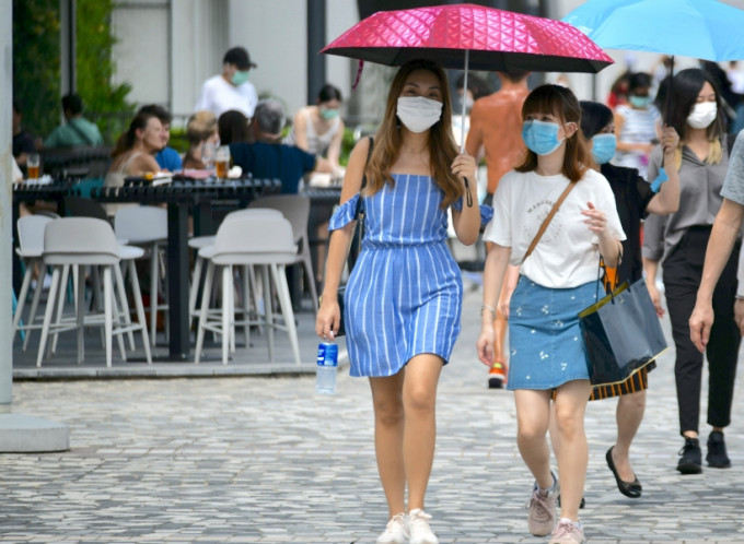 天文台预料本港地区今日大致多云，有几阵骤雨。