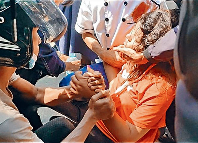 緬甸女示威者後腦中實彈命危。