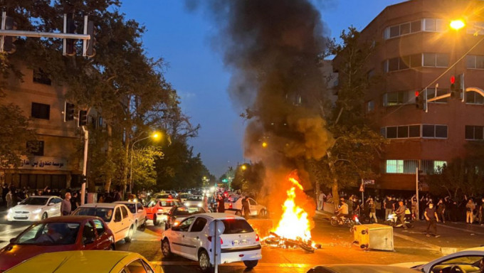 有警察电单车被示威焚烧。REUTERS