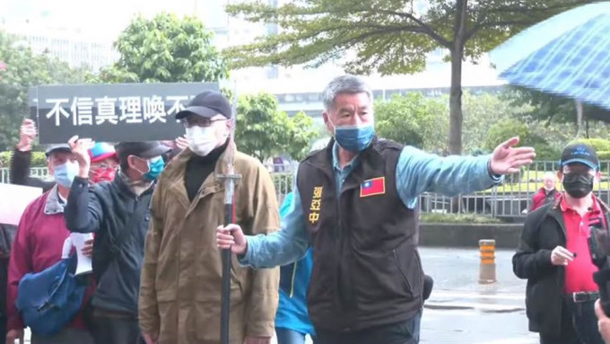 张亚中率领支持者，先后到民进党及国民党的党部抗议。互联网图片
