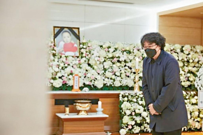 奉俊昊昨日到場弔唁，坦言未能接受姜受延離世。