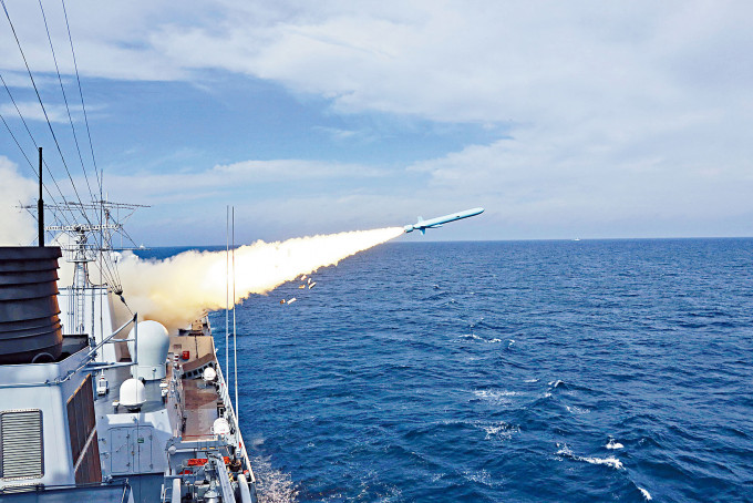 解放軍二〇一六年在東海進行實彈演習，一艘驅逐艦射出導彈。