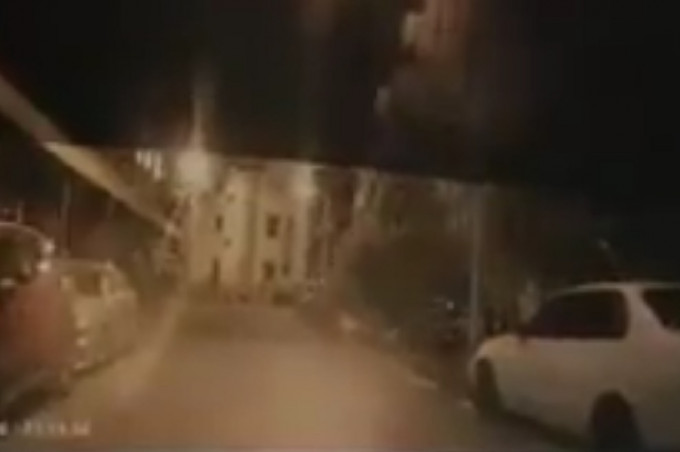 從影片可見，涉事車輛於國盛六街緩慢前進時，右前方的大樓竟突然傾斜倒塌。