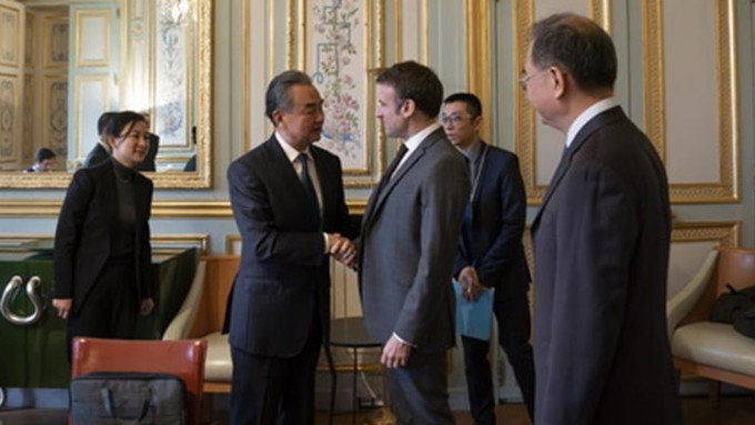 马克龙在总统府会见王毅。