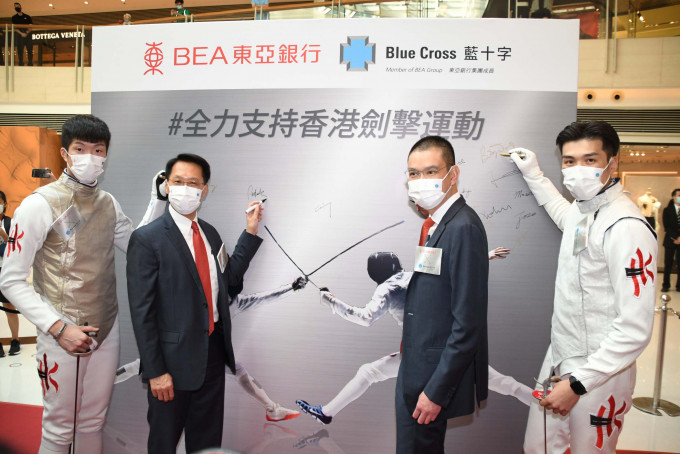 张家朗(左)、张小伦(右)签约成为东亚银行及蓝十字保险代言人。吴家祺摄