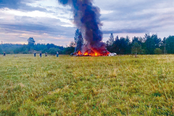 Telegram频道「灰色地带」周三上载照片显示，载有瓦格纳首领普里戈任的飞机在俄西部坠毁燃烧。