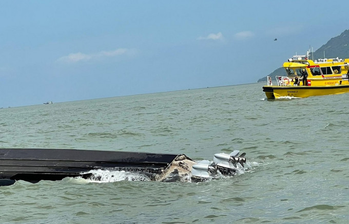 涉事的小艇翻沉，政府跨部門搜救。