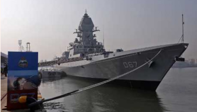 印度匿踪导弹驱逐舰「莫尔穆高号」，周日停泊孟买海军船坞。路透社