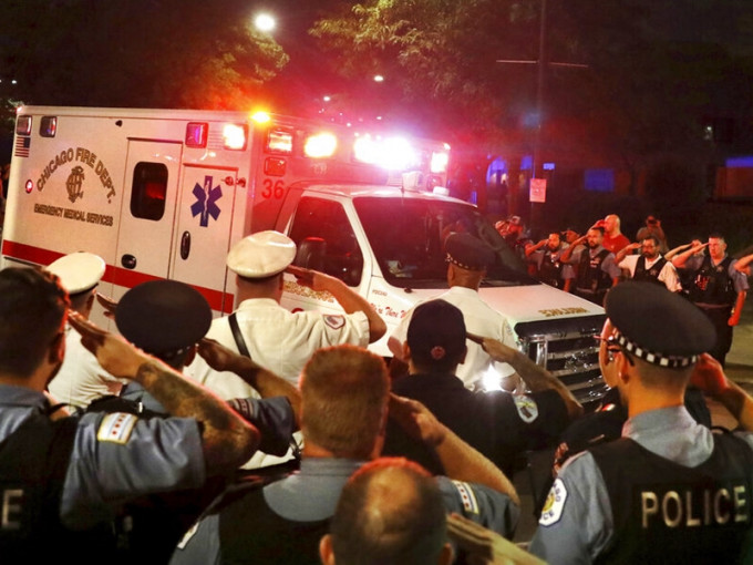 美國芝加哥發生嚴重槍擊案，一名29歲女警殉職，另一名警員受重傷。AP圖片