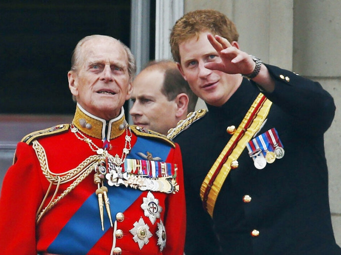 有消息指，哈里王子与祖父菲腊亲王的关系密切，故一定会返国。AP图片