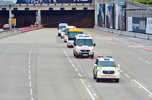 ■季炳雄乘坐的小巴，在前後有車護送下駛經西隧。