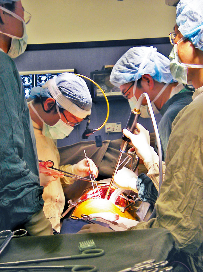 趙偉仁是中大醫學院第9屆畢業生，經歷長時間培訓成為外科醫生。
