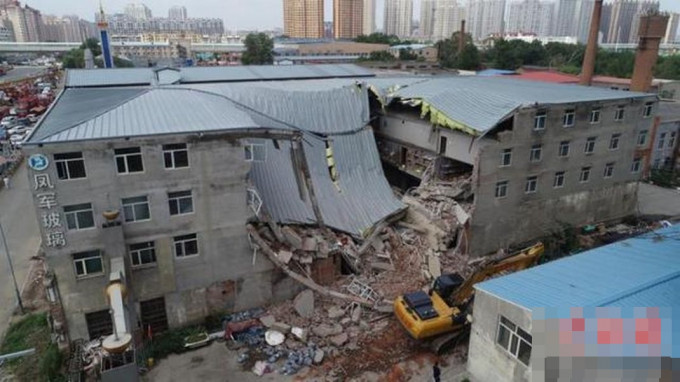 哈爾濱市一間食品公司倉庫倒塌。 網圖