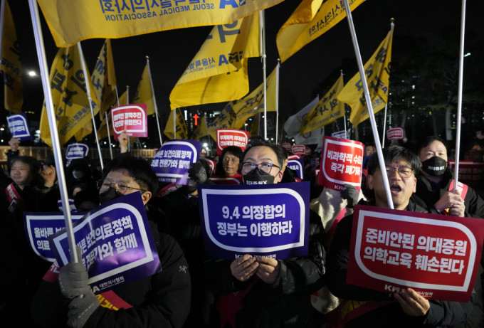 南韩医生在首尔集会，不满政府扩大招收医科生。美联社