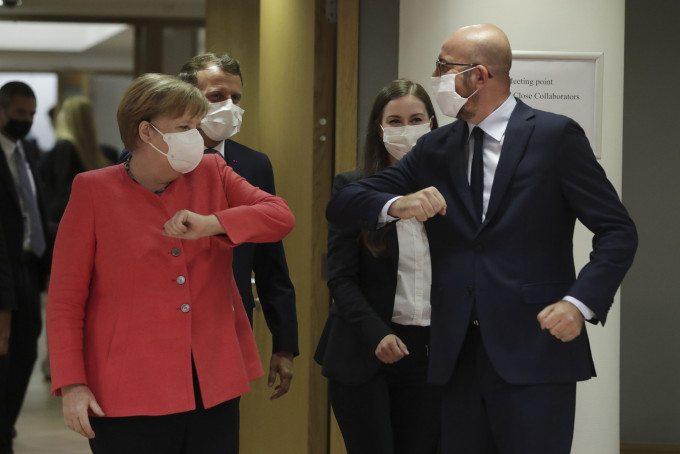 欧盟领袖戴口罩击肘打招呼开峰会。 AP