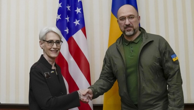 美國國務院副國務卿舍蔓（左）16日前往基輔，與烏克蘭總理什米加爾（右）等高階官員見面。網圖
