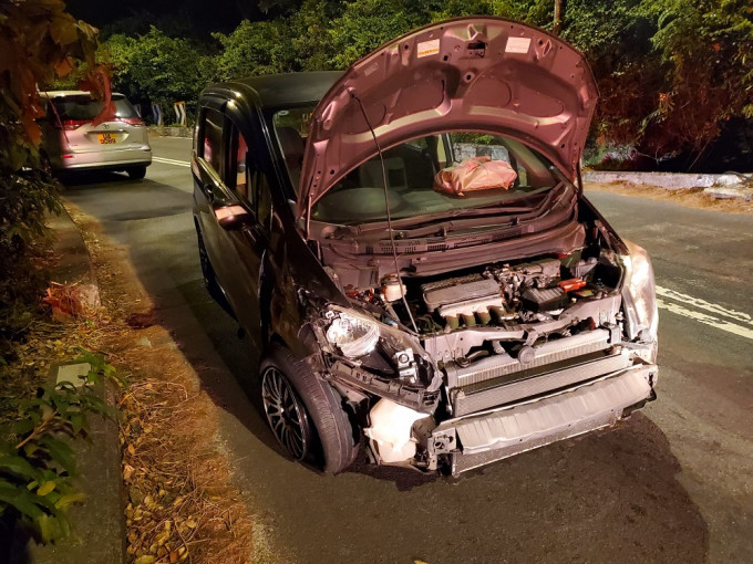 石澳道凌晨时份发生两车相撞意外，其中一架私家车损毁严重。