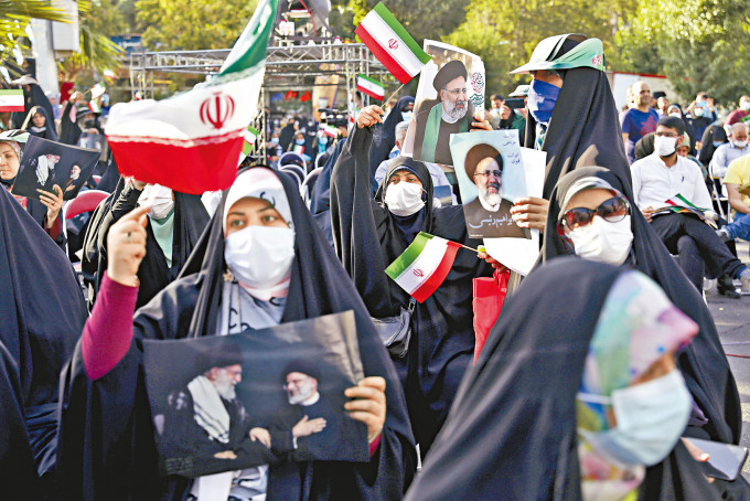 ■伊朗总统大热候选人莱西的支持者，前日在首都德黑兰参加造势集会。