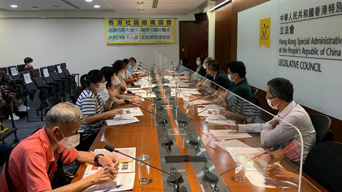 香港社区组织协会联同多位基层市民前往立法会申诉部，反映通关家庭需要。(社区组织协会FB图片)