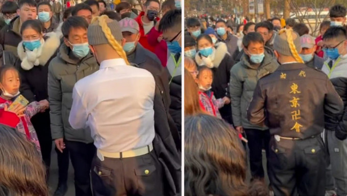 男子穿日本動漫服裝在南京某公園被群眾圍住，要求他脫下來。