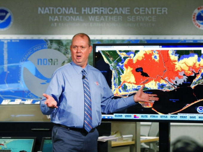 國家颶風中心氣象人員指「邁克爾」將帶來暴雨和風暴潮。AP