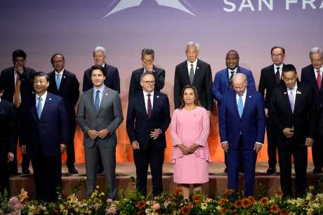国家主席习近平（左）与美国总统拜登（右二）等多国领导人上周四摄于三藩市APEC峰会场地。美联社