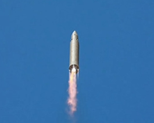 北韩28日晚试射一枚型号不详的导弹。网图