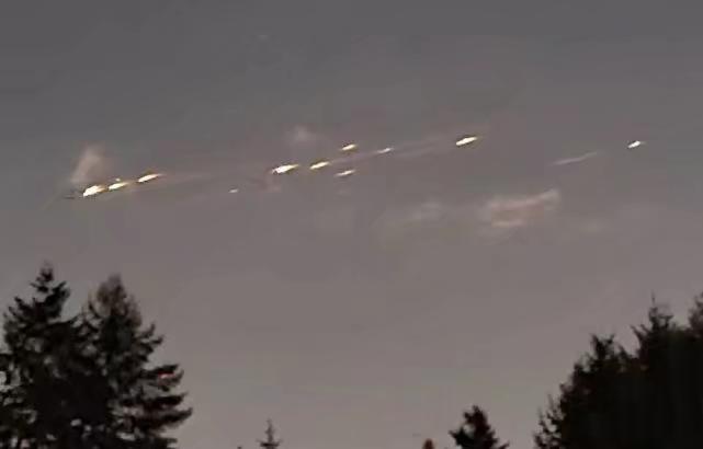 猎鹰9火箭残骸，如一群燃烧的火球，划破美国西雅图的夜空。