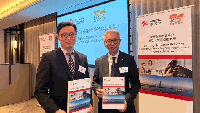 贸发局副总裁刘会平（左）、香港出口信用保险局总监赵民忠（右）