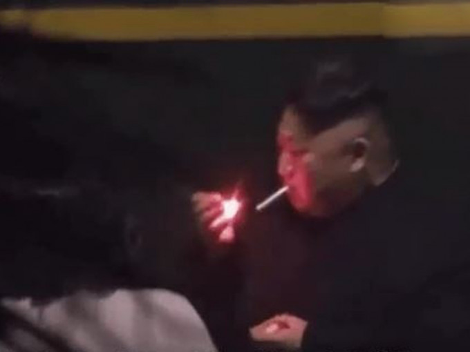 北韩领袖金正恩被日媒拍摄到在月台上抽烟。（网图)