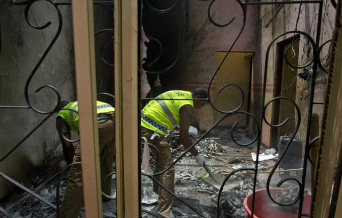 斯里兰爆炸案中，一名父亲在教堂门口将歹徒拦下，拯救了600位民众，但自己因而丧命。　AP图片