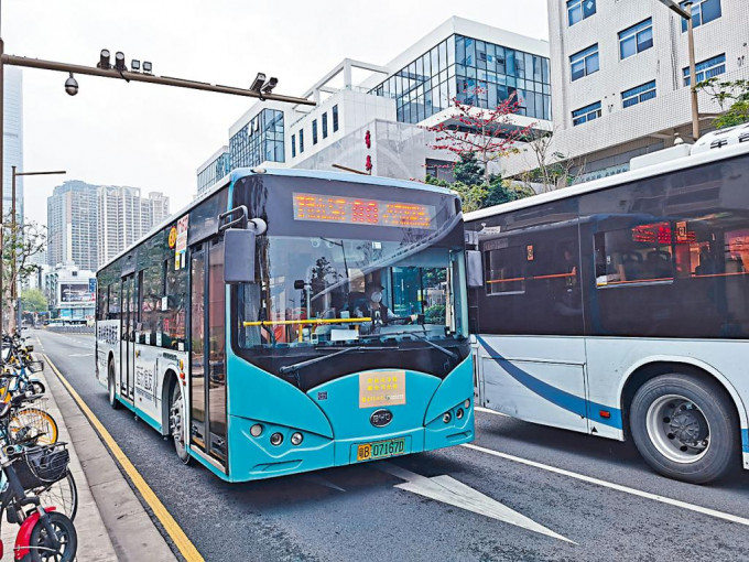 深圳巴士等公共交通工具復運。