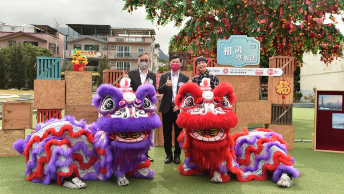政制及内地事务局副局长胡健民、香港电台顾问（节目）何重恩与艺人江美仪一同为醒狮主持挂红和点睛仪式。