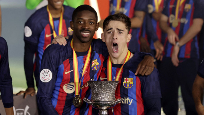 加维（右）成为西超杯决赛一传一射最年轻的球员。Reuters