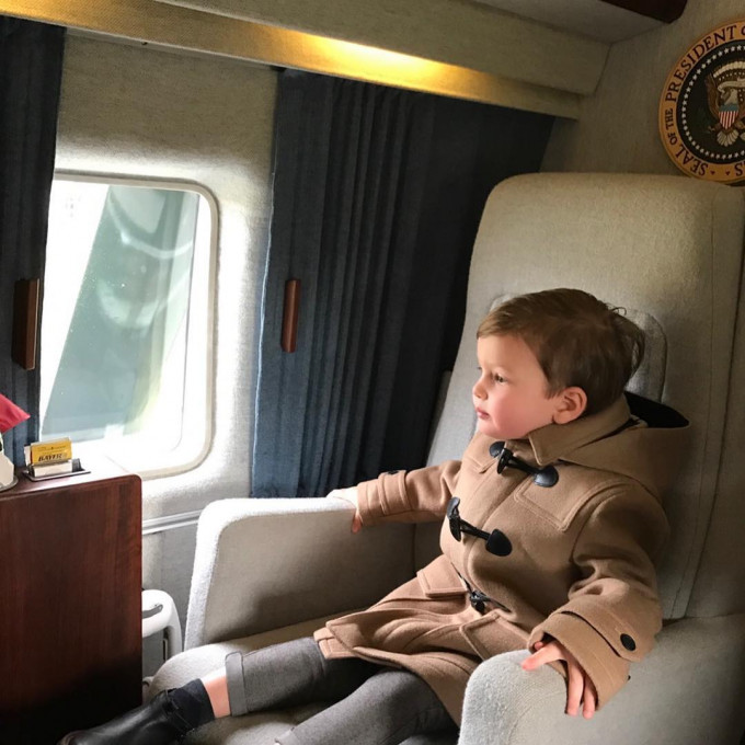 約瑟夫登上海軍一號總統直升機參觀。網上圖片