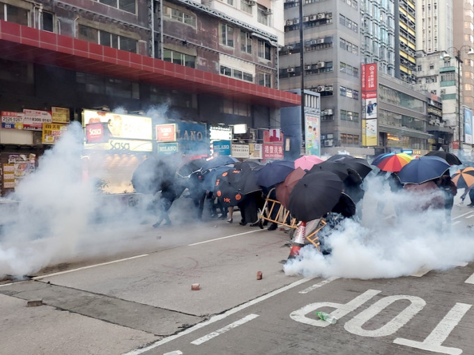 警方在驅散期間發放多枚催淚彈。資料圖片