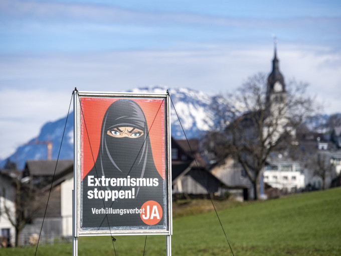 瑞士公投通過全面禁止公共地方蒙面，引發當地穆斯林組織批評。AP圖片