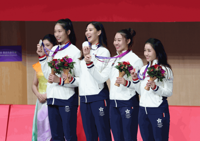 在杭州亚运女子团体重剑决赛中，南韩队获得金牌，香港队获得银牌。   新华社