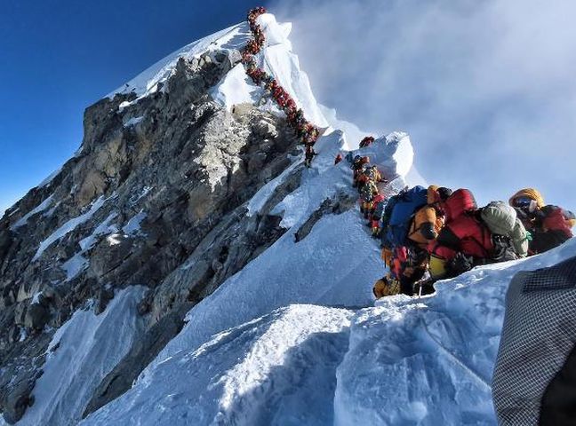现在正值喜马拉雅山的攀山季节。网图