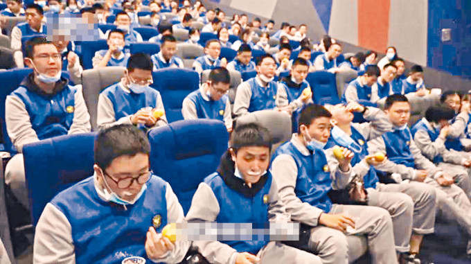 ■五百多學生看完電影後，吃冷凍馬鈴薯體驗當年戰場苦難。