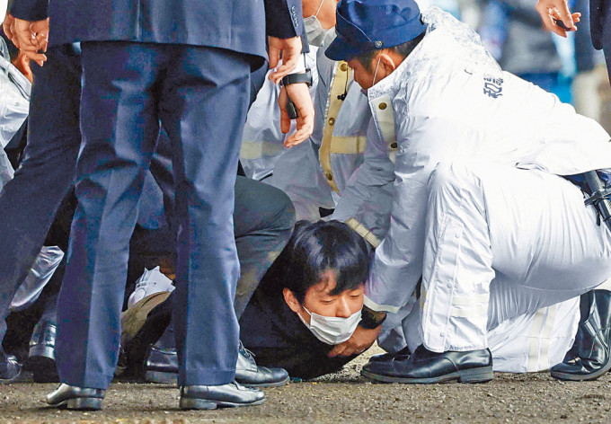 涉嫌在和歌山市向首相岸田文雄投擲筒狀爆炸物的木村隆二，當場被制服。圓圖為疑犯遺下的筒狀物。