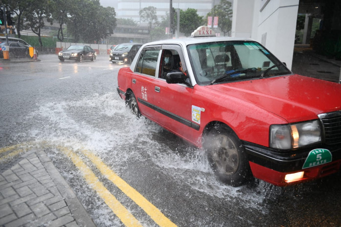 本港多區今日出現狂風暴雨。