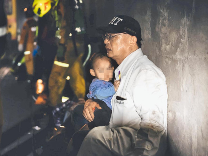吴坤佶医生紧抱孩童照片令人动容。图片：花莲县消防局