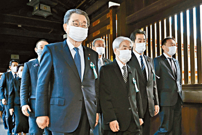 日本近百议员昨日参拜靖国神社。