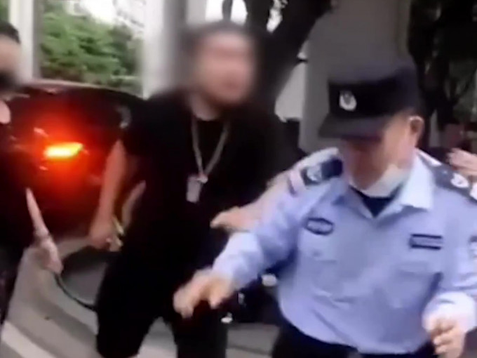 广州铁骑男女不戴头盔 ，还殴打劝导辅警被行拘。