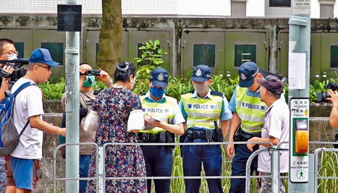有女士昨在天水围天恒邨轻铁站外乱过马路，被警员当场开出罚单。 