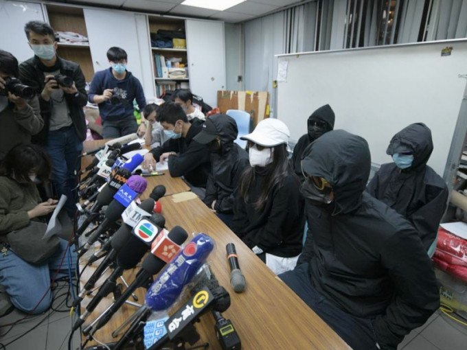 12名港人家属批评当局秘密审讯。