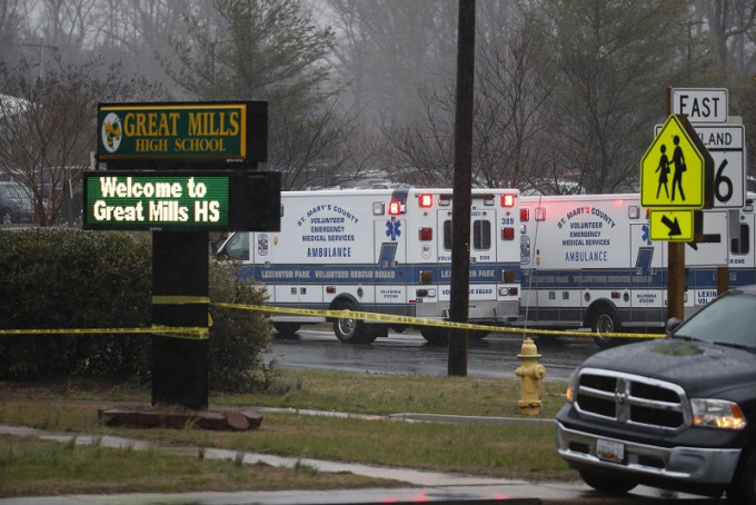 马里兰州周二发生校园枪击案，枪手死亡，两学生两伤。美联社