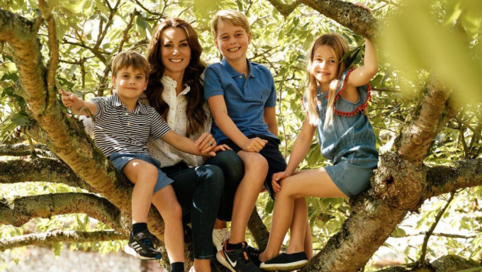 凱特攜3子女爬樹拍照。 princeandprincessofwales IG