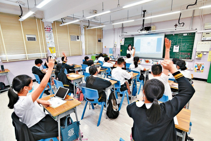 教育局公布小學英文科的新課程指引，並列舉多個教學資源例子，供學校使用。